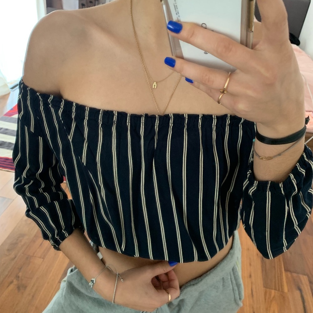 Cute Cropped blouse. Worn only for the picture :)